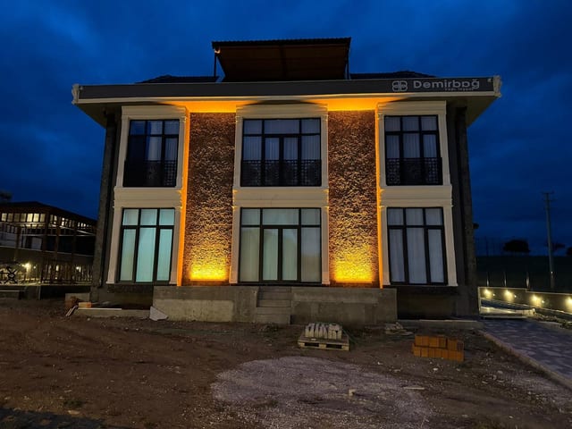 Yakın açı — pilastrlar ve gömme aydınlatma